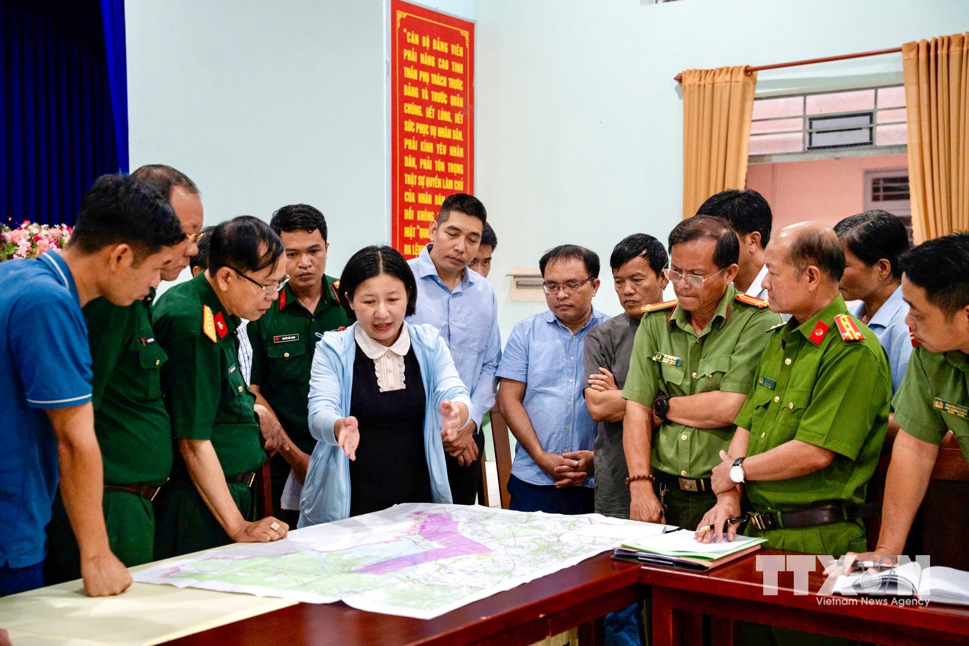 Sở Khoa học và Công nghệ tỉnh Tây Ninh triển khai các nhiệm vụ thực tiễn về nghiên cứu, thử nghiệm và ứng dụng UAV, từng bước xây dựng hệ sinh thái phương tiện không người lái trên địa bàn tỉnh. (Ảnh: Giang Phương/TTXVN)